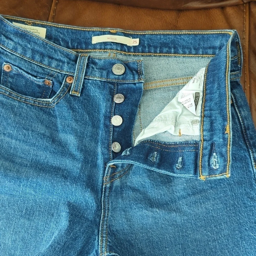 Levi's Women's Wedgie Fit Jeans - Picture 8 of 12